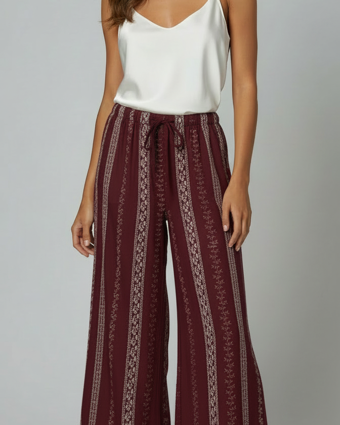 Calça pantalona vinho com estampa vertical e cintura franzida com cordão
