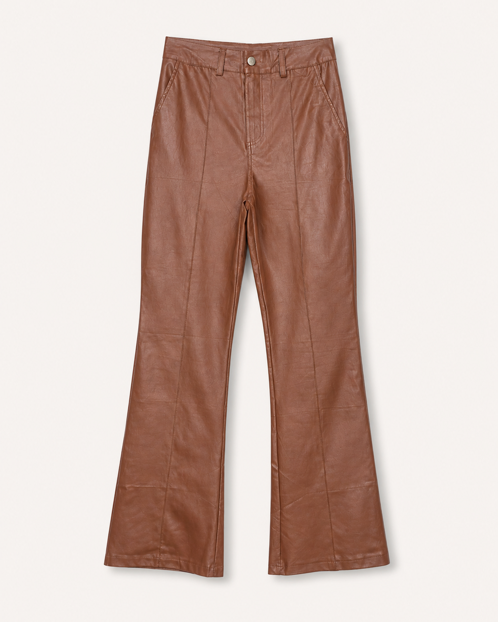 Calça flare marrom clara em tecido tipo couro, cintura média, bolsos e botão frontal.