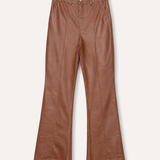 Calça flare marrom clara em tecido tipo couro, cintura média, bolsos e botão frontal.