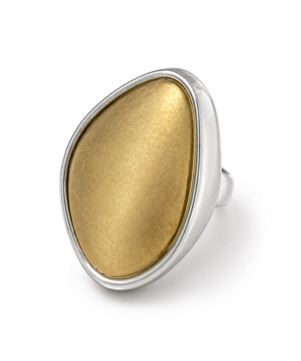 Anel oval com aro prateado e interior dourado, vista frontal