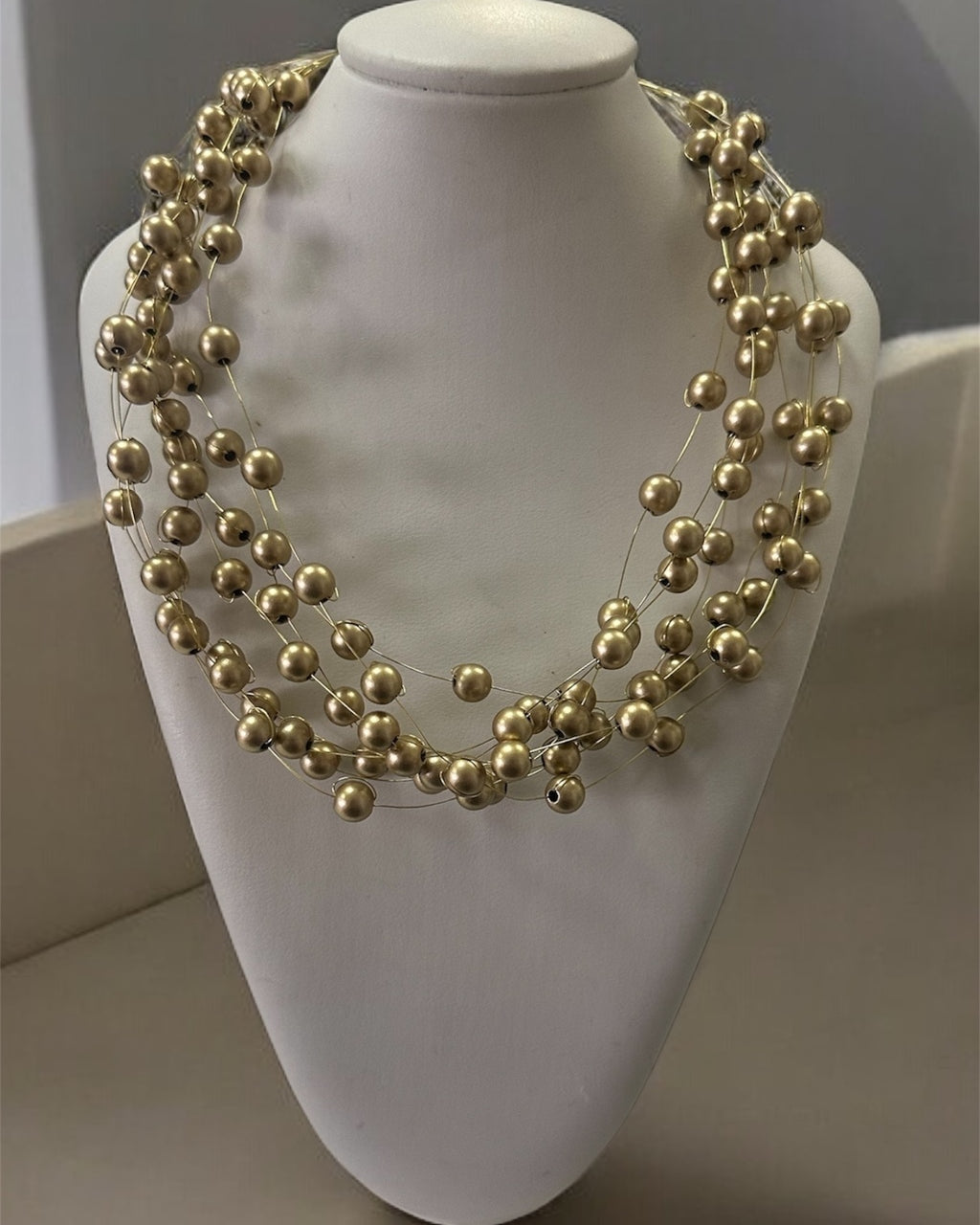 Colar Times mini dourado longo multivoltas com contas esféricas douradas