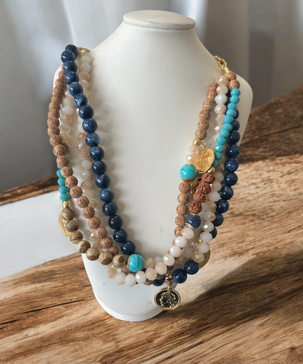 Colar de contas em camadas azul, bege e turquesa, com pingente redondo dourado