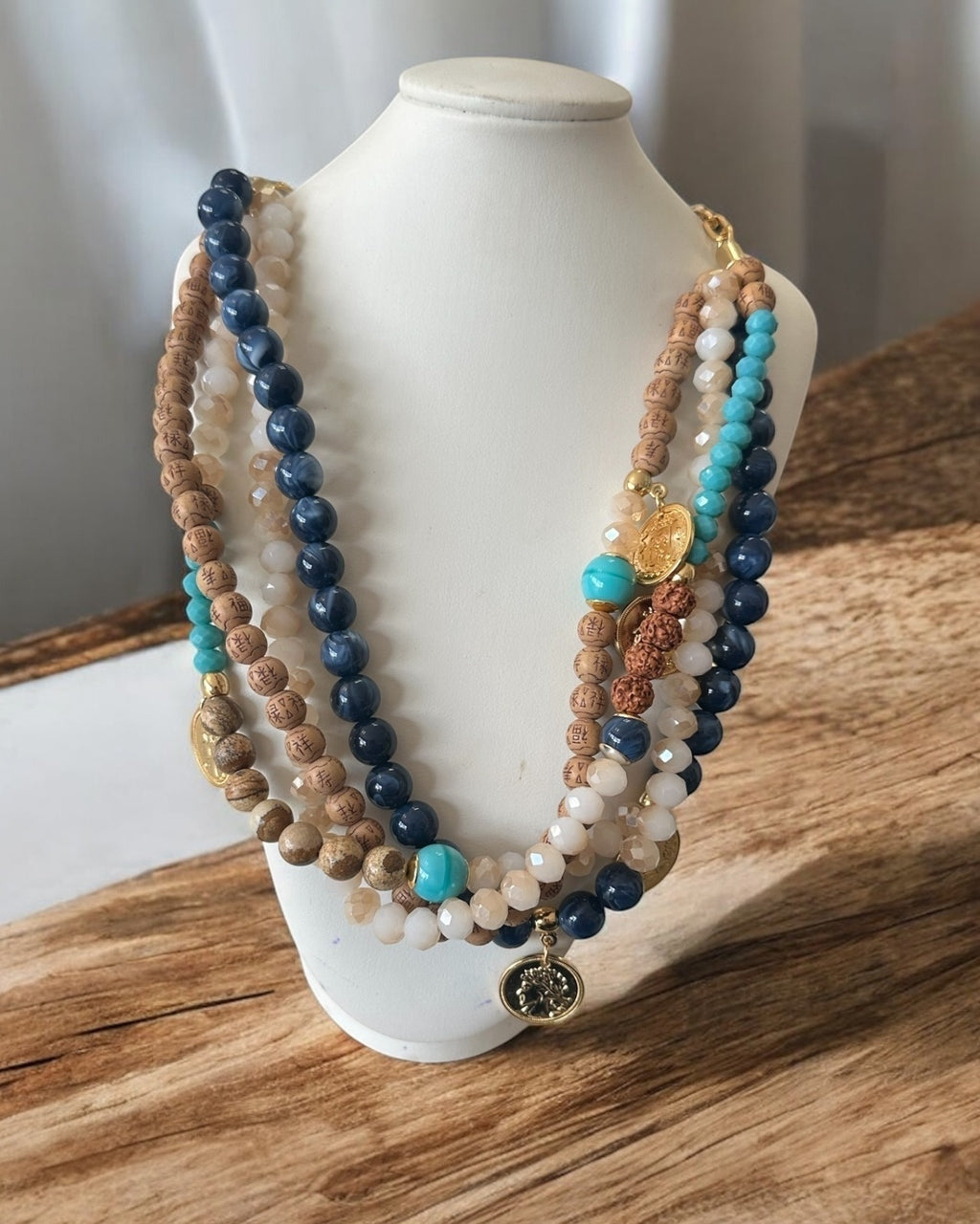 Colar de contas em camadas azul, bege e turquesa, com pingente redondo dourado