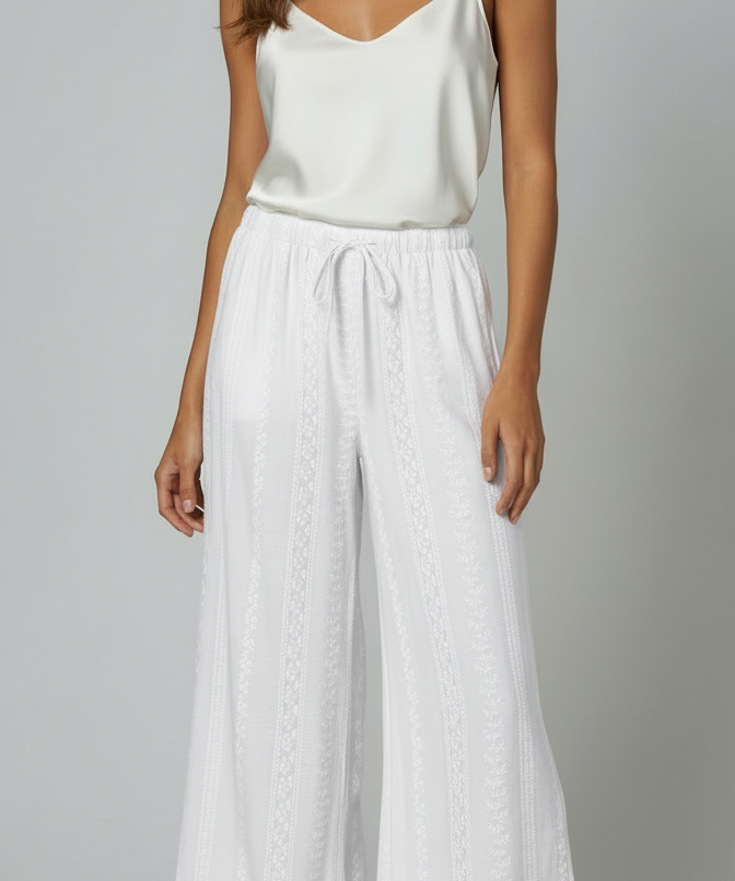 Calça pantalona branca com estampa delicada e cós franzido com cordão