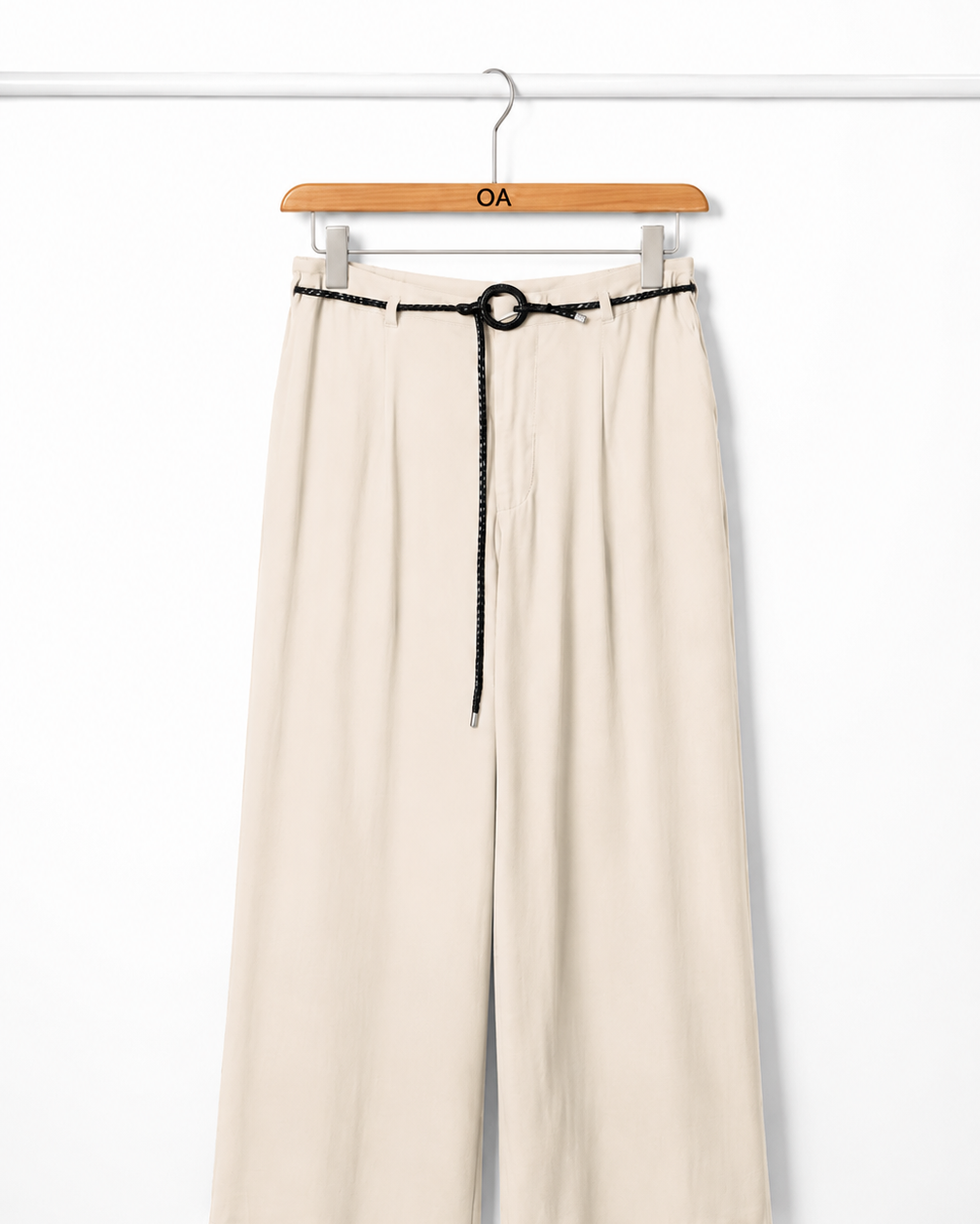 Calça creme de perna ampla, com cadarço na cintura e pregas suaves na frente