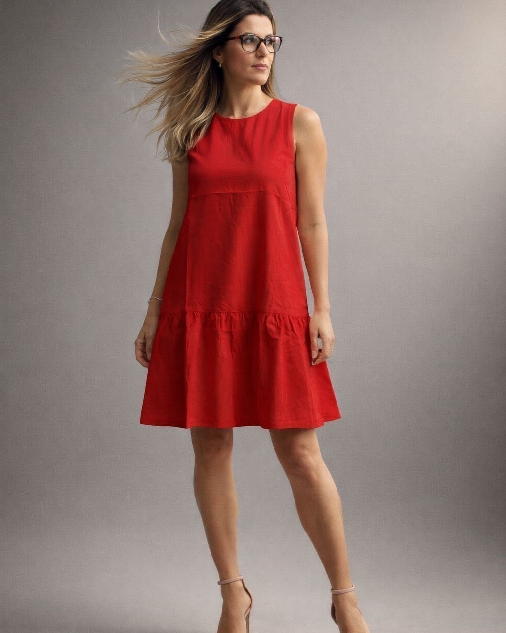 Vestido bata Leona vermelho sem mangas, saia rodada com costura franzida