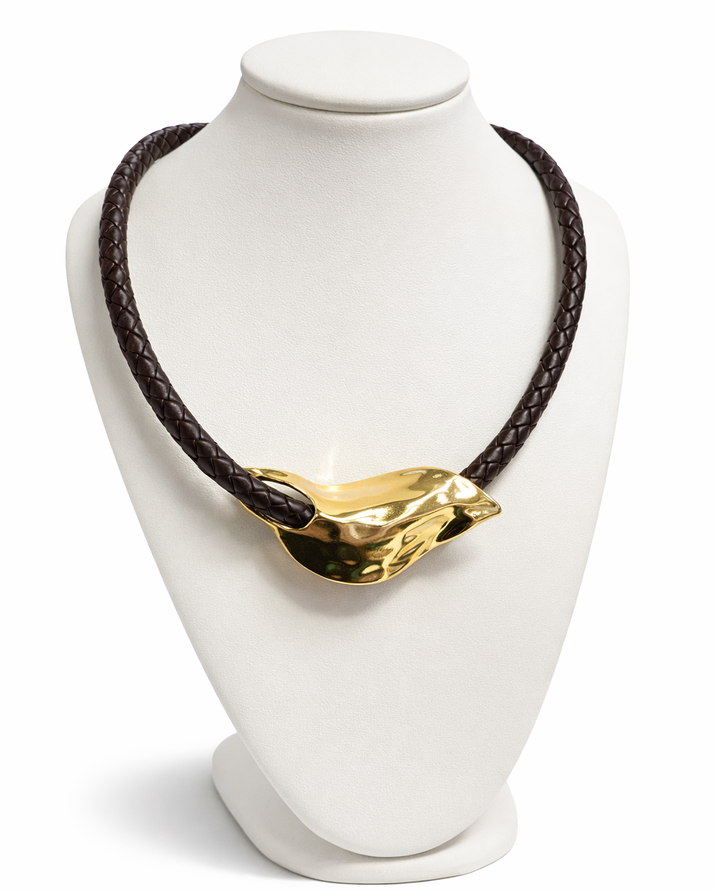 Colar com cordão trançado marrom e pingente dourado com acabamento brilhante