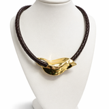 Colar com cordão trançado marrom e pingente dourado com acabamento brilhante
