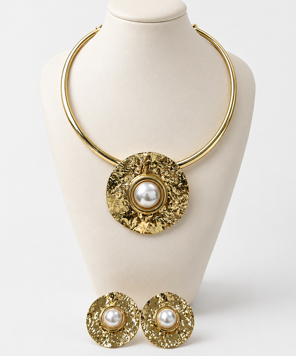 Conjunto de colar dourado com pingente de pérola e brincos redondos com pérolas