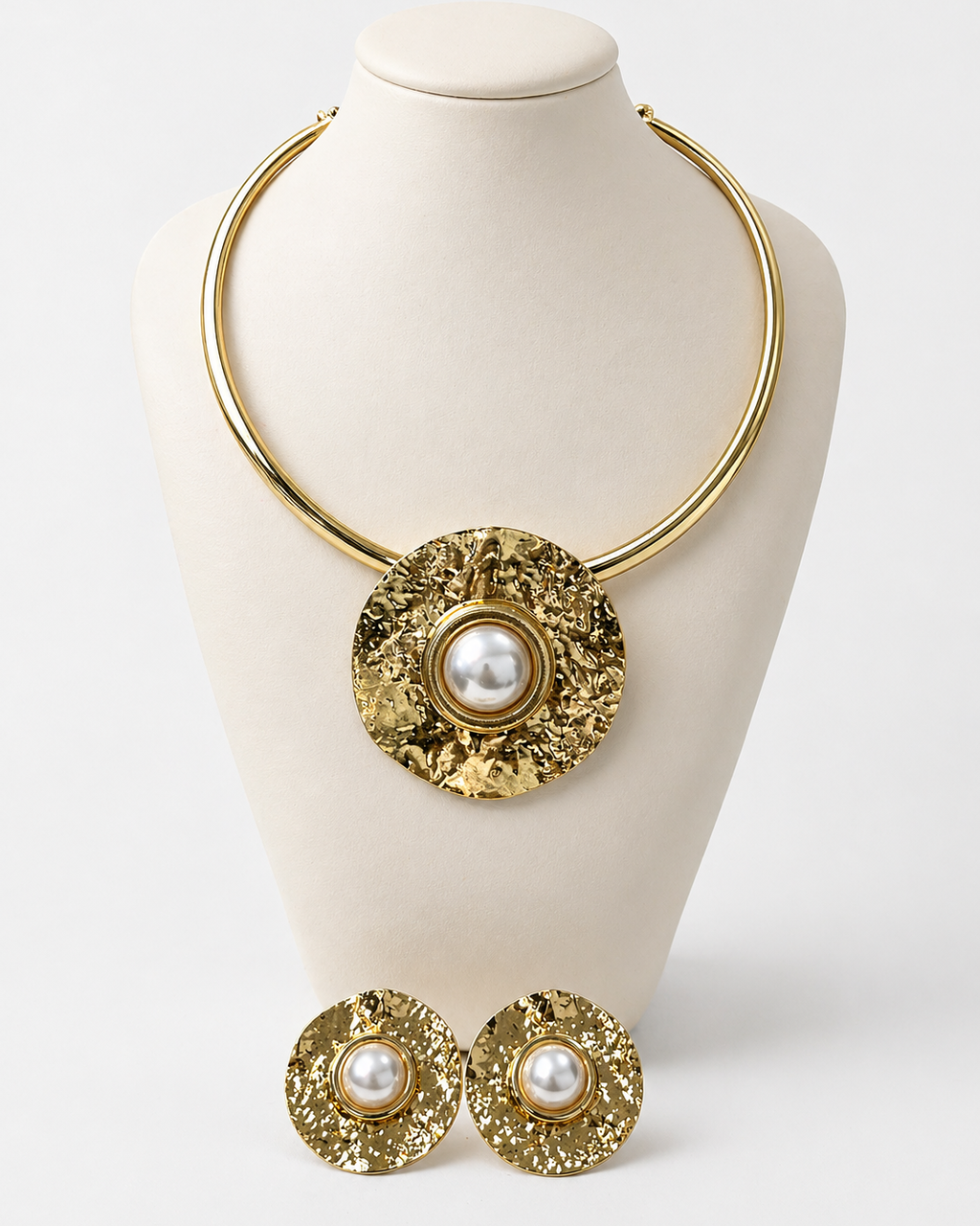 Conjunto de colar dourado com pingente de pérola e brincos redondos com pérolas