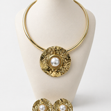 Conjunto de colar dourado com pingente de pérola e brincos redondos com pérolas