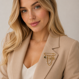 Broche Cleef dourado com pingentes e pérolas, formato triangular, preso na lapela