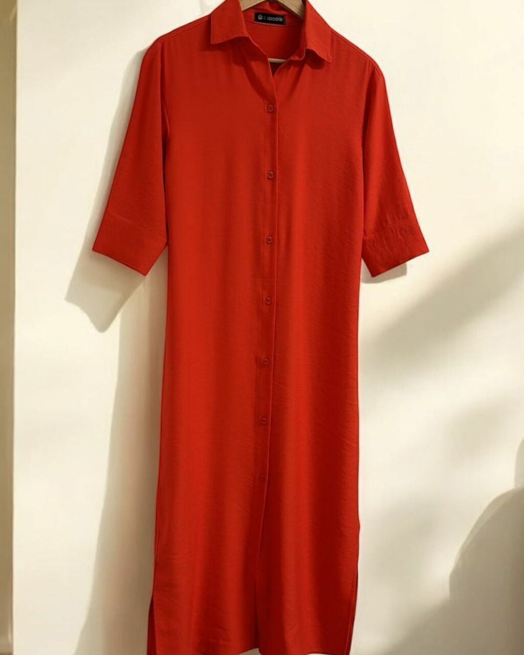Vestido-camisa vermelho com colar e botões frontais, manga curta