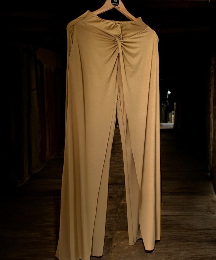 Calça Carol nude bege de pernas largas, cós franzido e barra ampla.