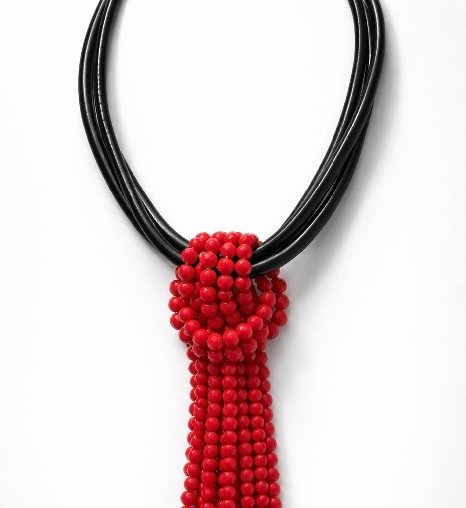 Colar com aro preto e pingente em forma de franja de esferas vermelhas