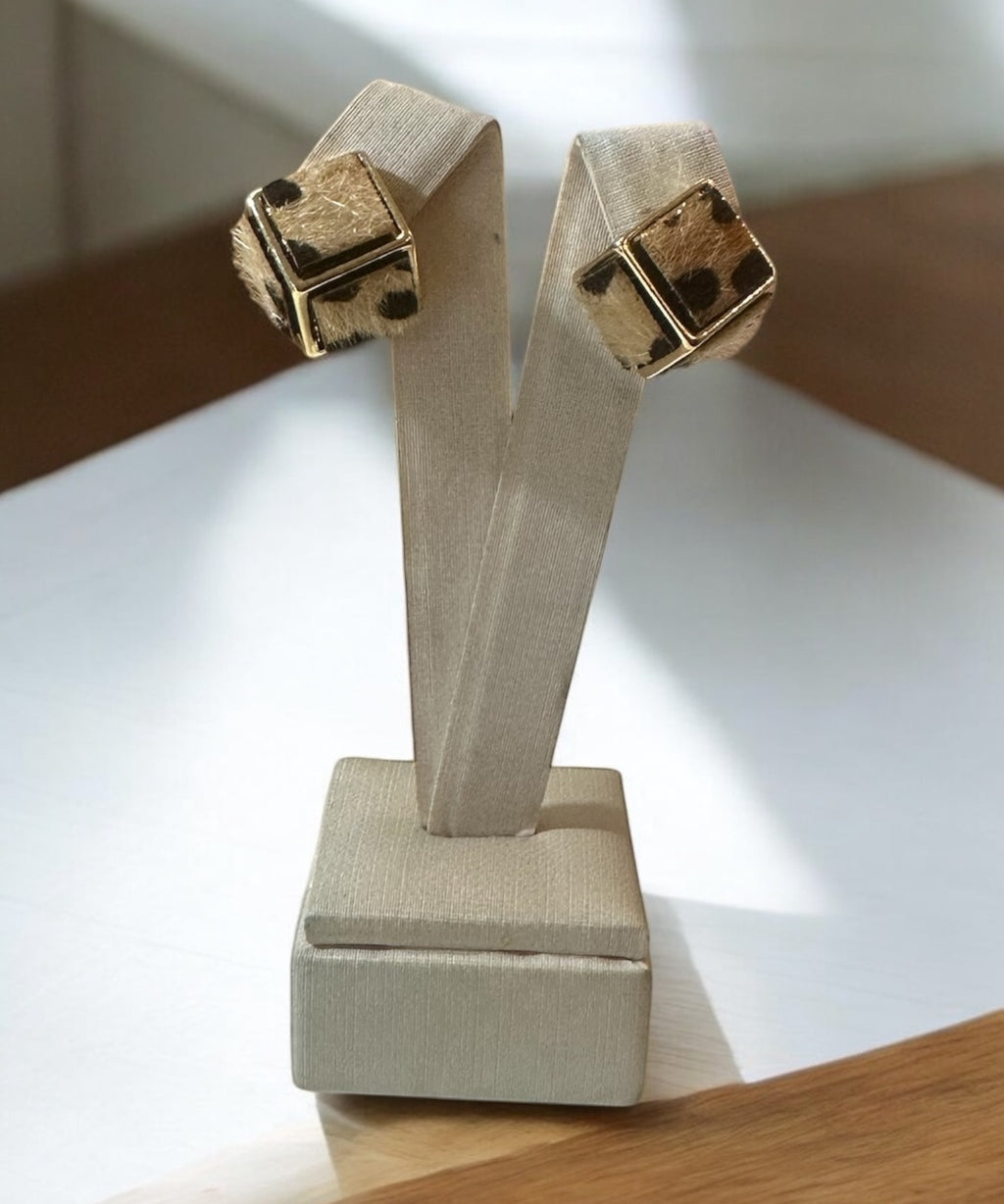 Brinco Tavora par quadrado em metal dourado com detalhes pretos