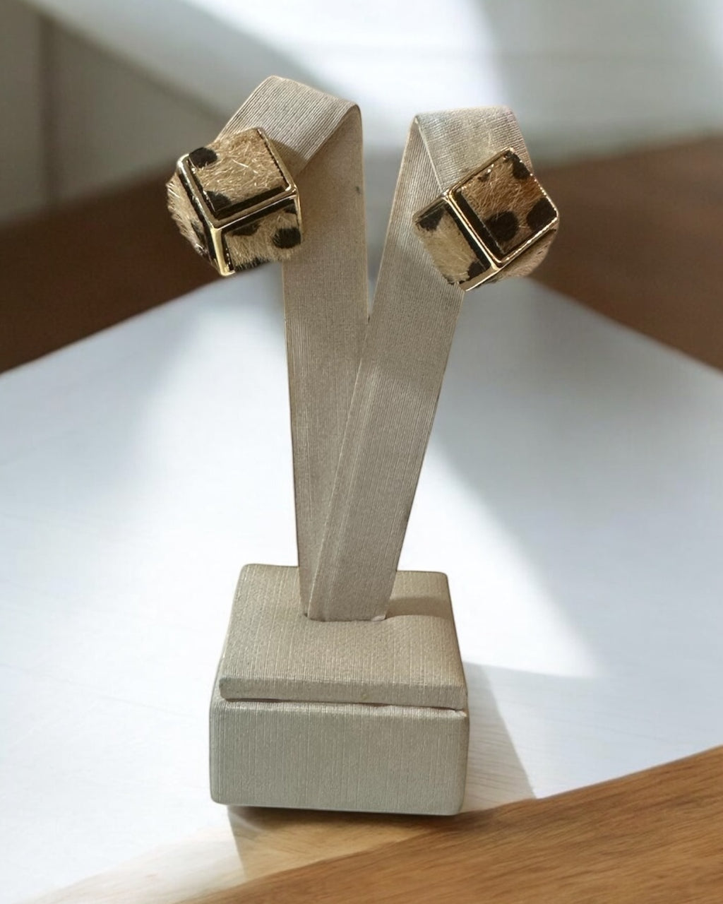 Brinco Tavora par quadrado em metal dourado com detalhes pretos