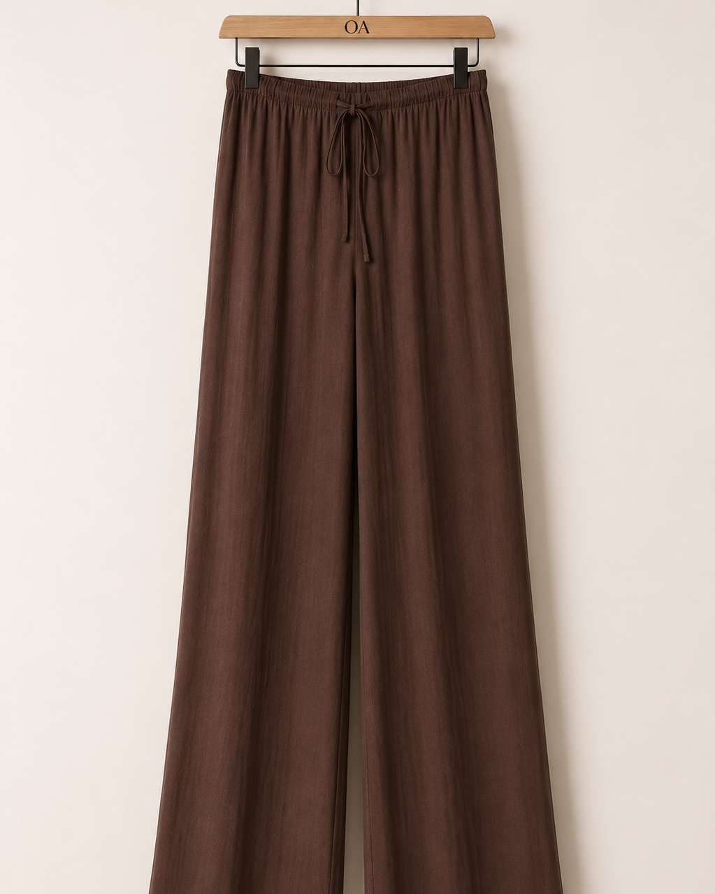 Calça Maria Claudia de cintura elástica com cordão, pernas largas, cor café
