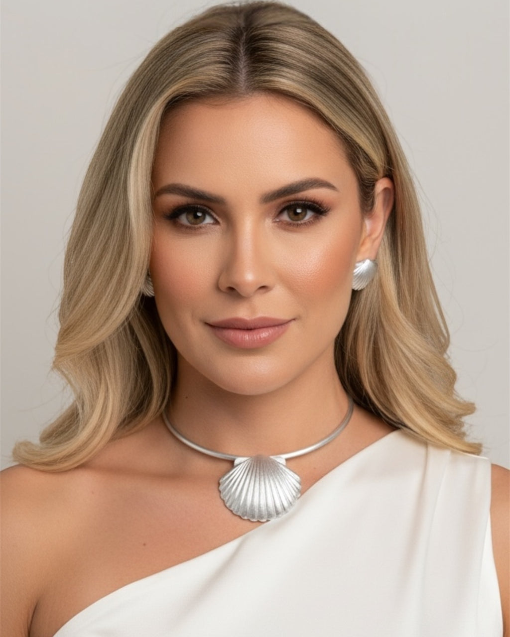 Conjunto de colar e brincos com pingente concha prateada fosca e brinco de concha