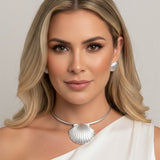 Conjunto de colar e brincos com pingente concha prateada fosca e brinco de concha