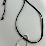 Colar com cordão preto e pingente prateado liso em formato de gota