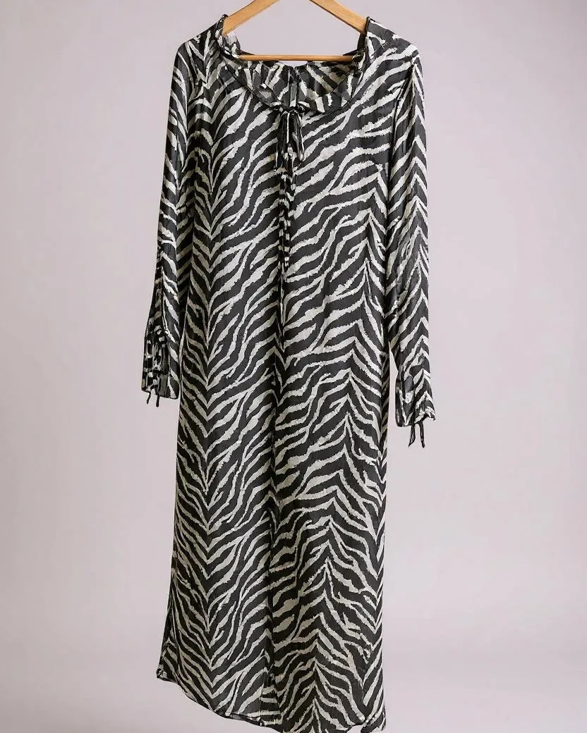 Vestido longo zebrado preto e nude, decote franzido, botões na frente e mangas com cordões