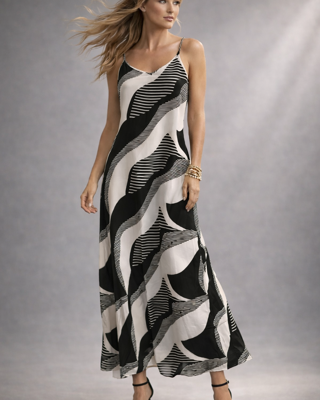 Vestido longo estampado preto e branco, alças finas e decote V com saia ampla