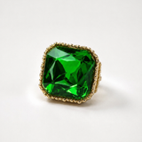 Anel dourado com pedra verde quadrada facetada