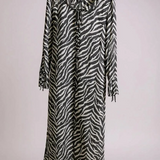 Vestido longo zebrado preto e nude, decote franzido, botões frontais e mangas longas com amarração