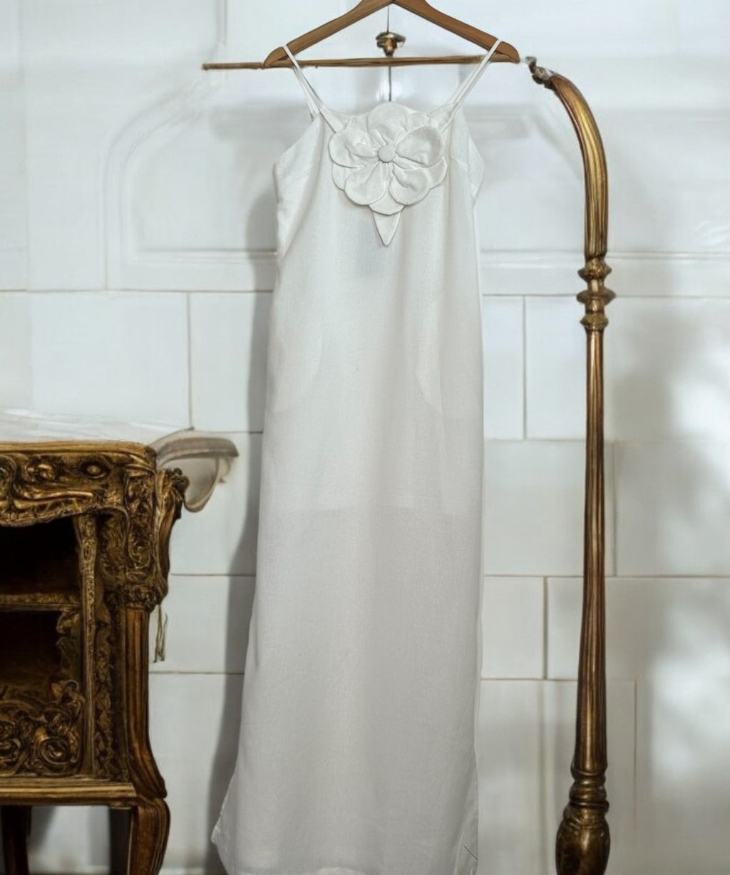 Vestido Aurora off white, alças finas e aplique de flor 3D no busto