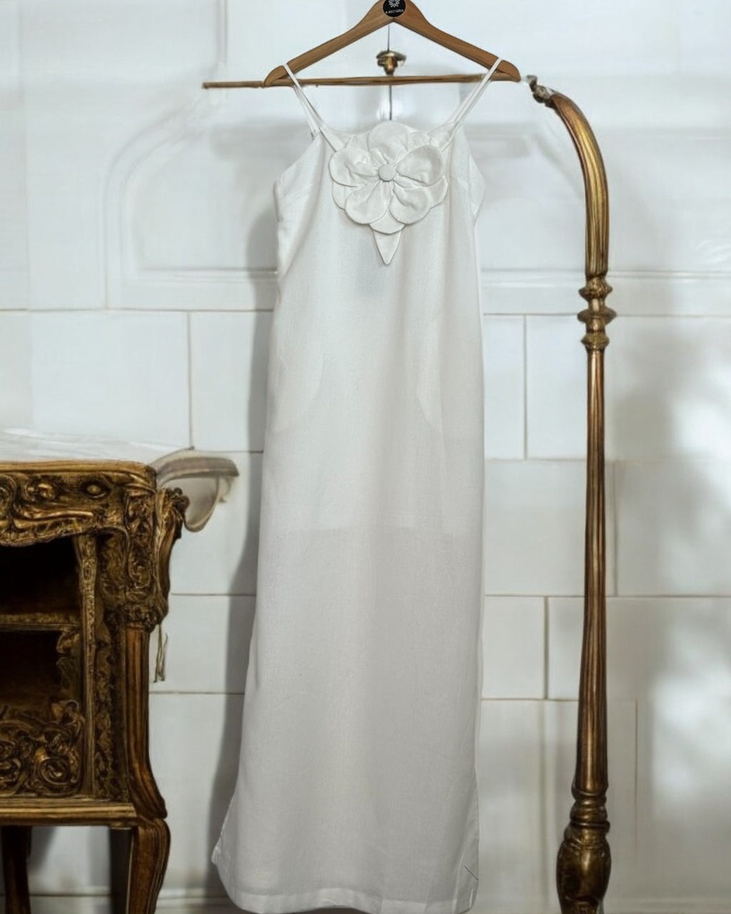 Vestido Aurora off white, alças finas e aplique de flor 3D no busto