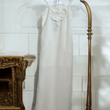 Vestido Aurora off white, alças finas e aplique de flor 3D no busto