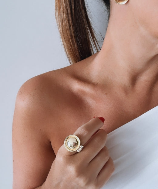 Anel dourado com pingente redondo e detalhe claro