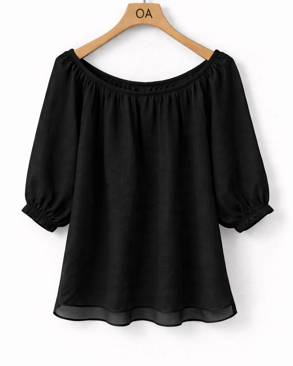 Blusa ombro a ombro preta com elástico na gola, mangas bufantes e saia ampla