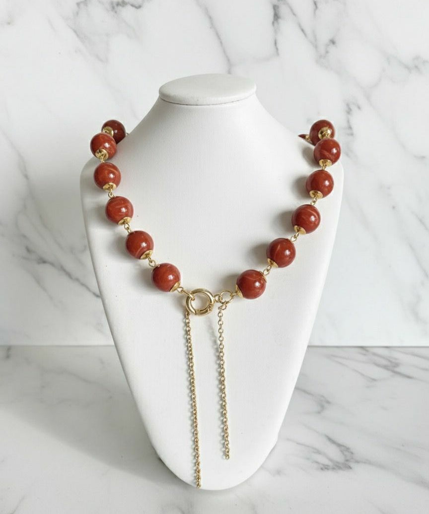 Colar Gloria Slim com contas terracota e fecho dourado em argola, correntes pendentes.