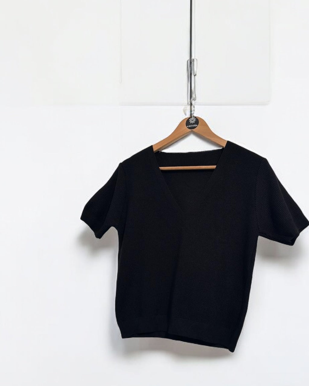 Blusa Julia preta de manga curta e gola redonda, em malha