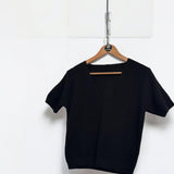 Blusa Julia preta de manga curta e gola redonda, em malha