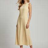 Vestido midi creme, corte reto, sem mangas, alças largas e gola redonda