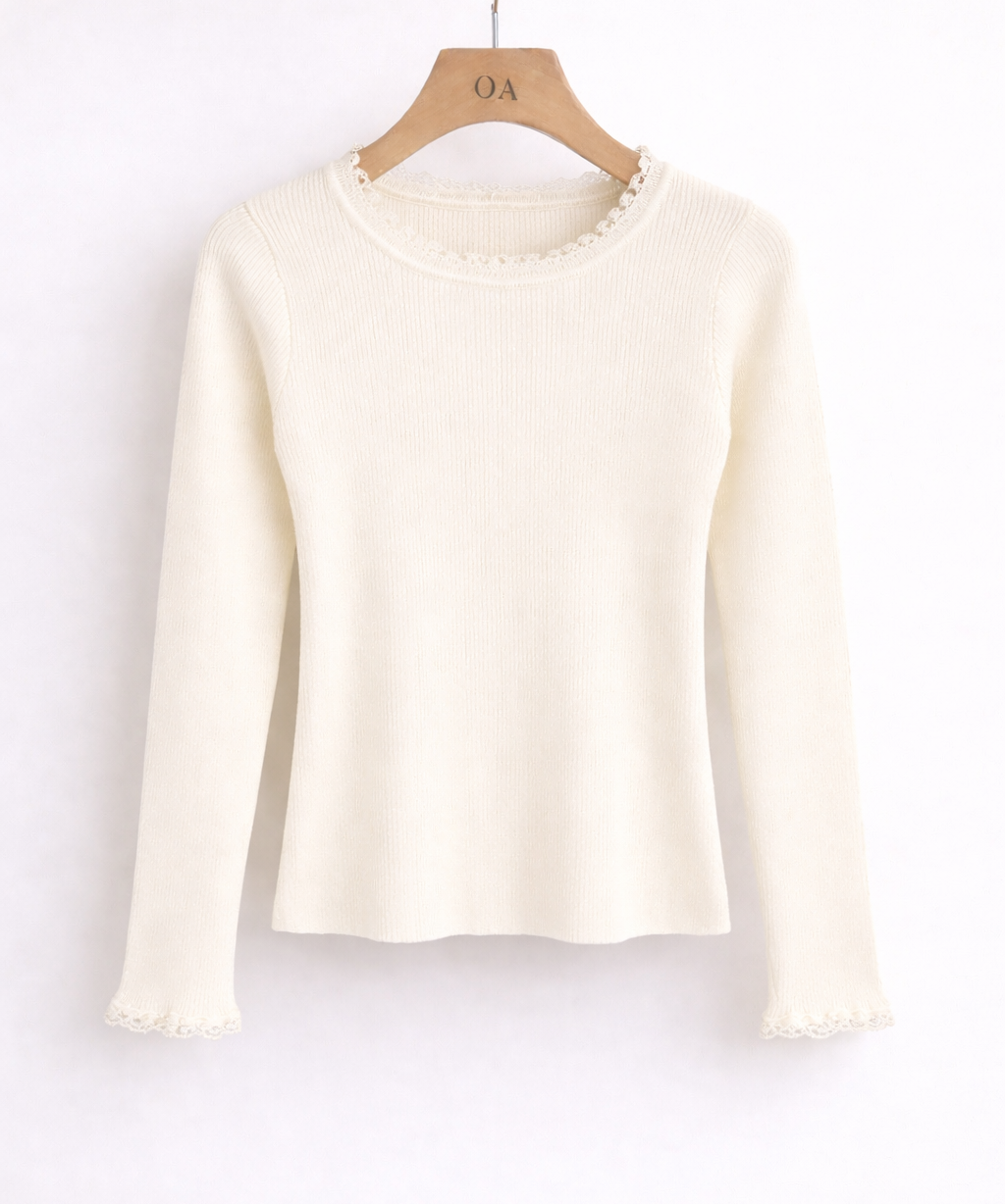 Blusa Amélia off-white com decote redondo e bordado decorativo na gola
