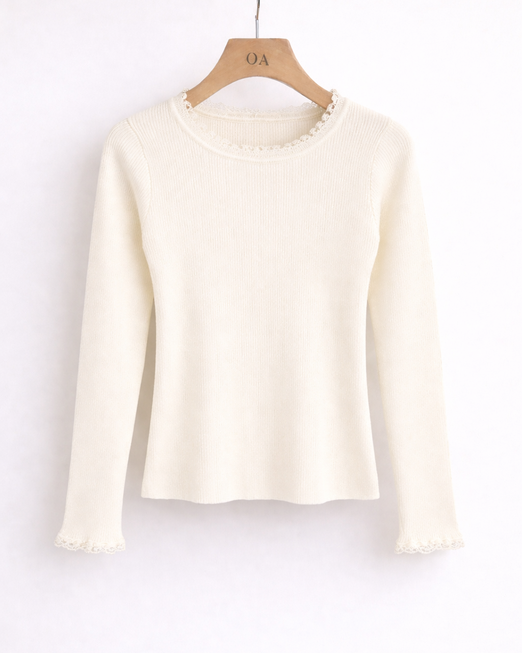 Blusa Amélia off-white com decote redondo e bordado decorativo na gola