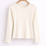 Blusa Amélia off-white com decote redondo e bordado decorativo na gola