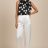 Blusa regata preta com poá branco, gola alta, tecido leve e padrão em bolinhas