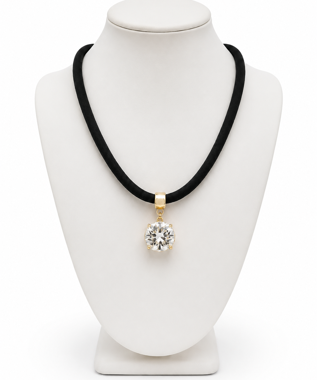Colar com cordão preto e pingente redondo de cristal com aro dourado