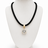 Colar com cordão preto e pingente redondo de cristal com aro dourado