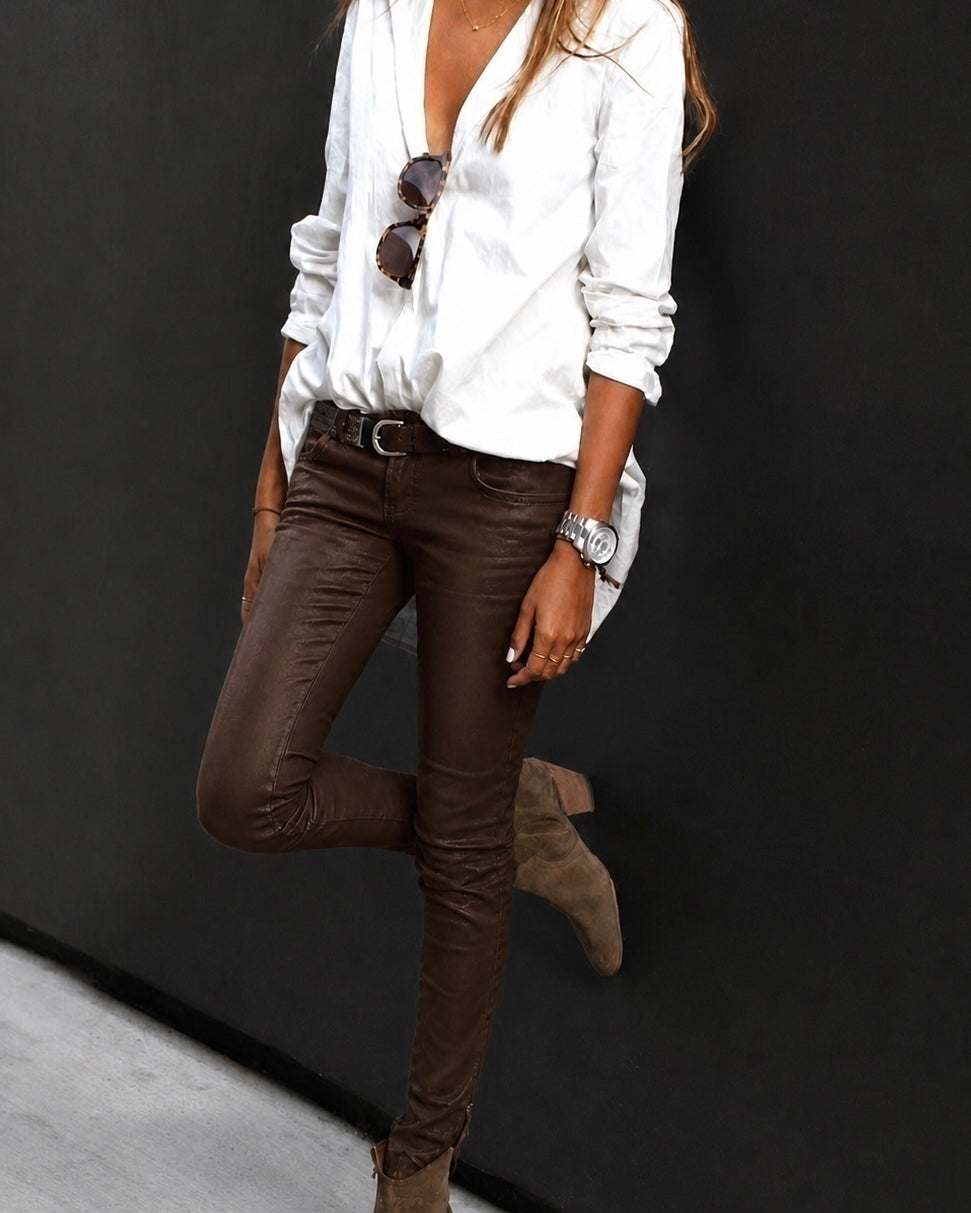 Calça skinny marrom usada, cintura alta, bolsos e fechamento frontal