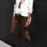 Calça skinny marrom usada, cintura alta, bolsos e fechamento frontal