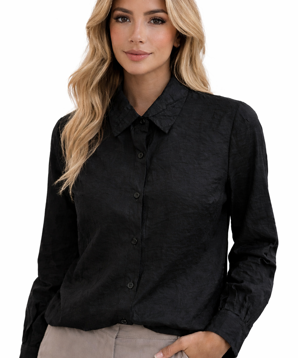 Camisa feminina preta de tecido texturizado, gola clássica e botões frontais
