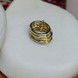 Anel dourado em camadas com desenho trançado e pequena barra no topo
