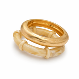 Pulseira de resina nude com aro dourado, design em camadas e nós