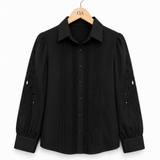 Camisa preta com botões e bordados rendados nas laterais das mangas